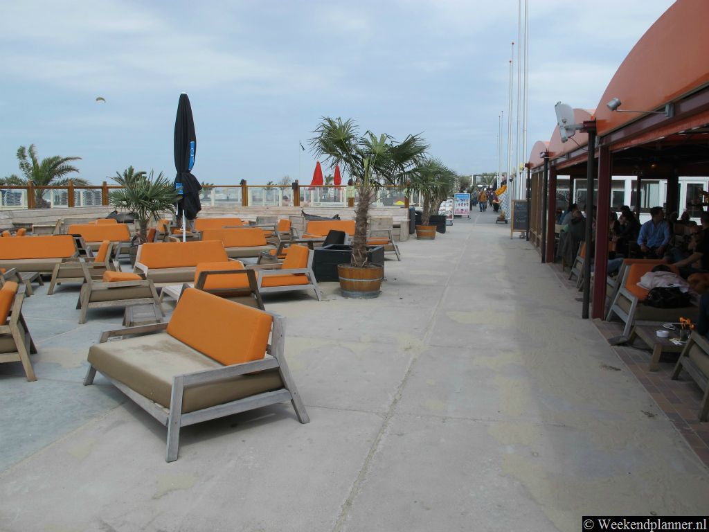 De meeste strandpaviljoens van Hoek van Holland zijn het hele jaar geopend. Als je in de winter op het strand wilt uitwaaien kun je hier dus iets warms drinken op een verwarmd terras.